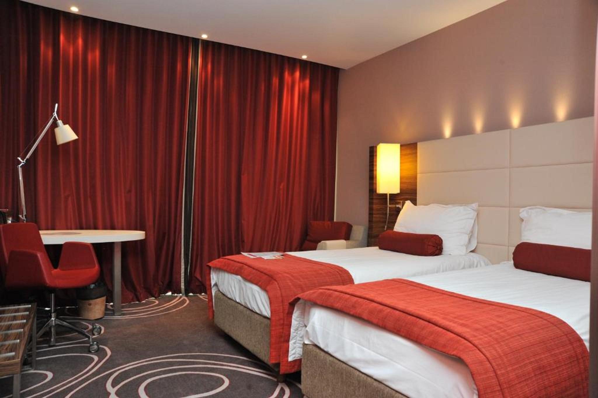 Hotel Ramada Piteşti Exterior foto