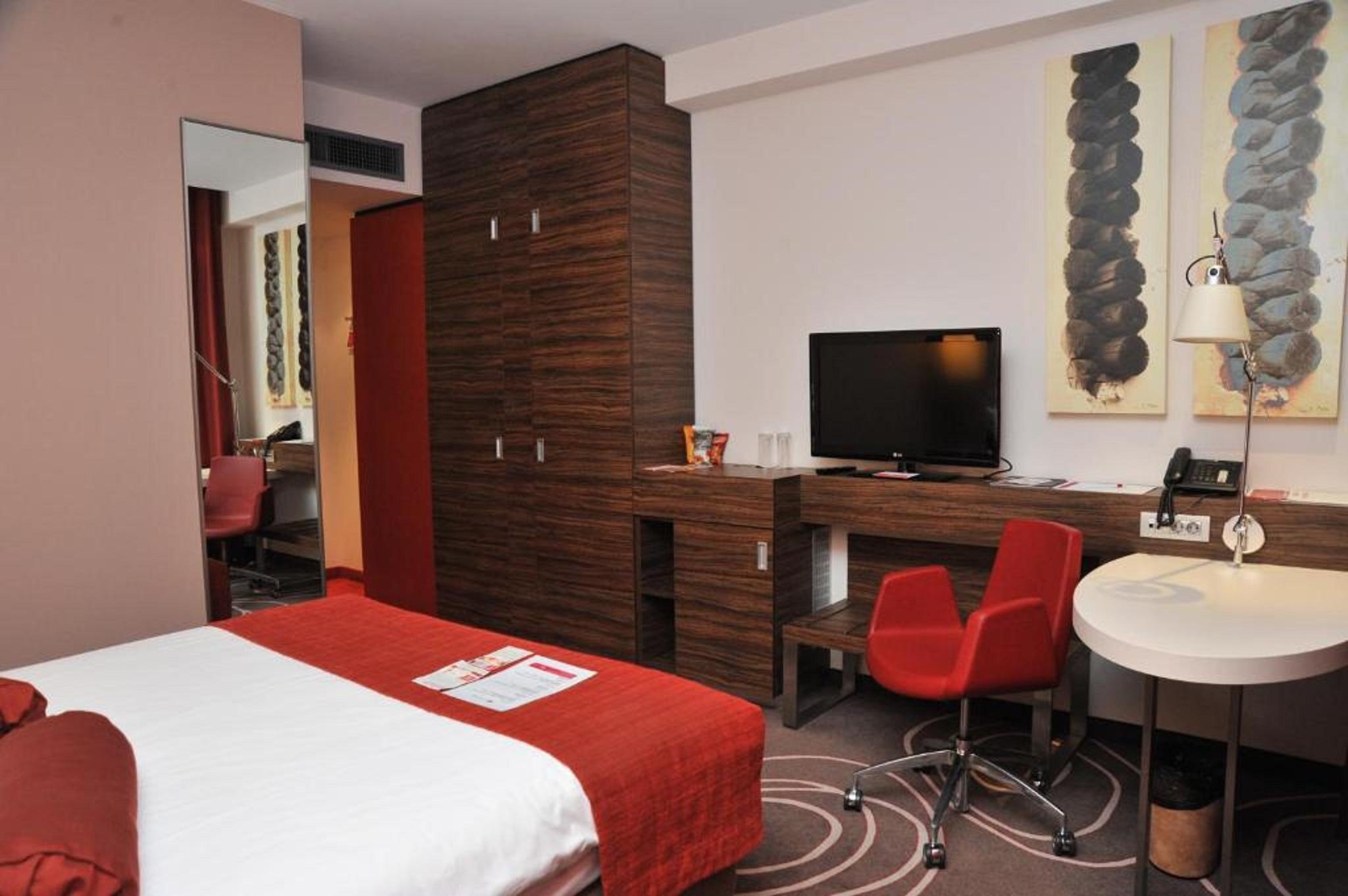 Hotel Ramada Piteşti Exterior foto
