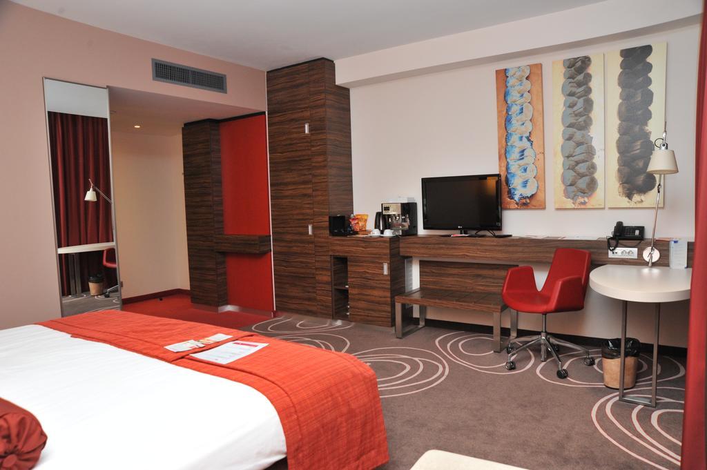 Hotel Ramada Piteşti Exterior foto